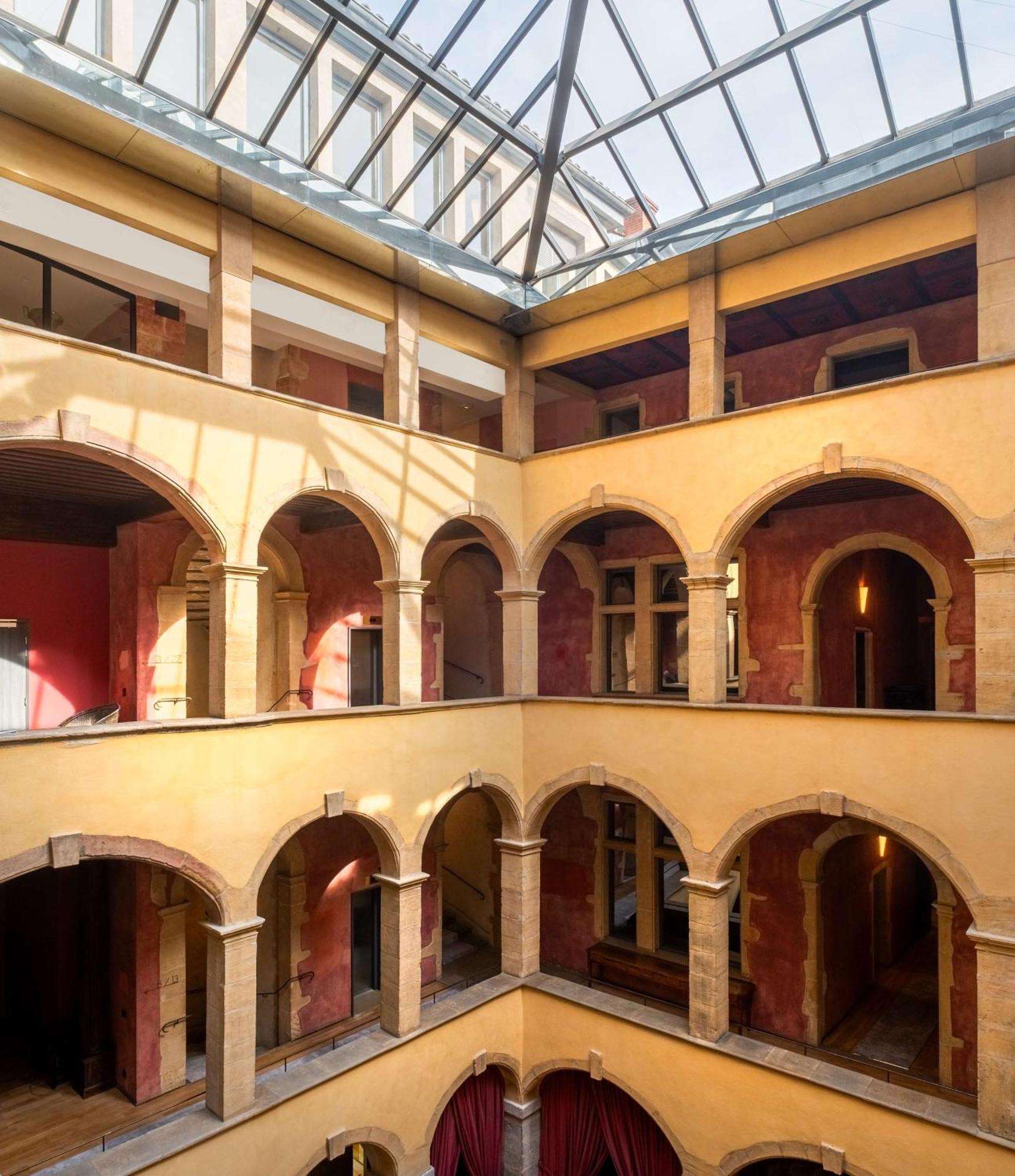 里昂Cour Des Loges酒店，Radisson系列5*